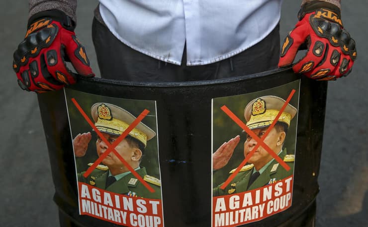 מיאנמר מפגינים למען הדמוקרטיה נגד הפיכה צבאית חונטה מנדליי