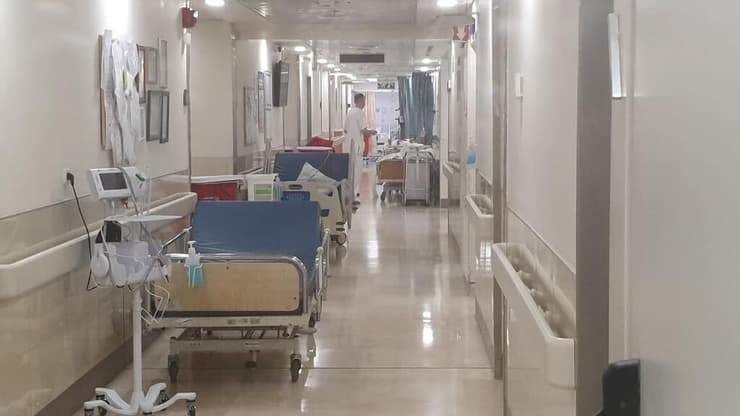 מיטות במסדרון בבית חולים וולפסון בחולון (צילום: יריב כץ) מחסור במיטות: מטופלים שוהים במסדרונות בבית חולים וולפסון בחולון