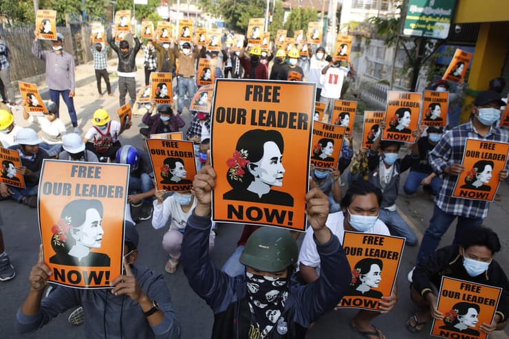 מיאנמר מפגינים נגד הפיכה צבאית בעד אונג סן סו צ'י בעיר נייפידאו