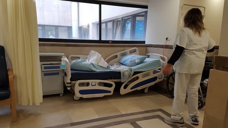 מחסור במיטות: מטופלים שוהים במסדרונות בבית חולים מאיר בכפר סבא