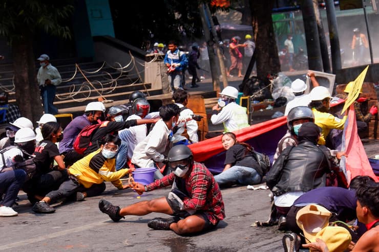 מיאנמר ירי פיזור הפגנה למען הדמוקרטיה בעיר מנדליי הפיכה צבאית