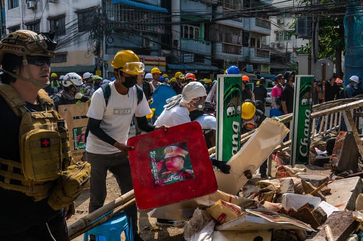 מיאנמר מפגינים למען הדמוקרטיה מתבצרים מחסומים נגד הפיכה צבאית חונטה יאנגון