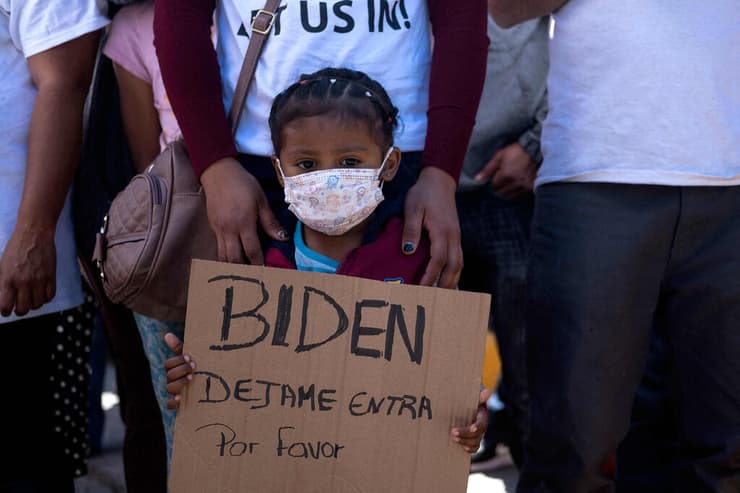 הפגנת מהגרים  הגירה ל ארה"ב הגירה ב מעבר גבול ב טיחואנה מקסיקו 