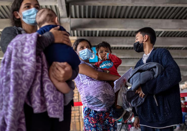 משפחה של מהגרים הגירה ששוחררה עם משפחתה בתחנת אוטובוס ב בראונסוויל טקסס ארה"ב לאחר שנתפסו ב גבול עם מקסיקו