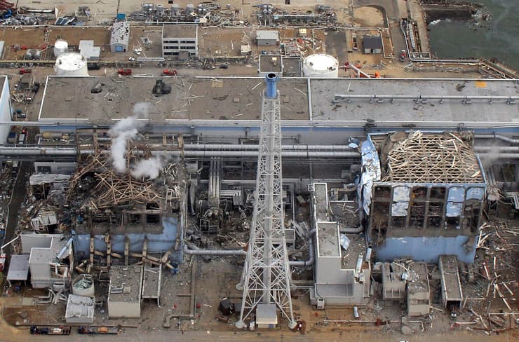 עשן מיתמר מתחנת הכוח פוקושימה דאיצ'י אחרי הפיצוץ שם ב-14 במרץ 2011    