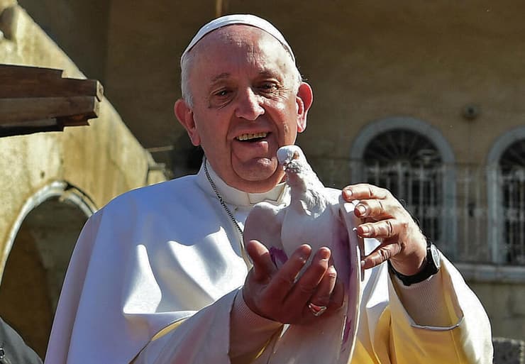 האפיפיור מפריח יונה בהריסות העיר העיראקית   