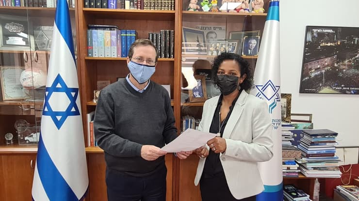 יו״ר הסוכנות היהודית יצחק הרצוג עם פנינה אגניהו, שמונתה לאחרונה למנהלת מערך השותפויות בסוכנות.