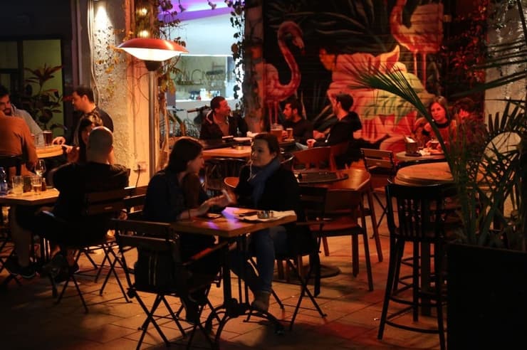 לאחר ההקלות, סועדים יושבים במסעדה בתל אביב