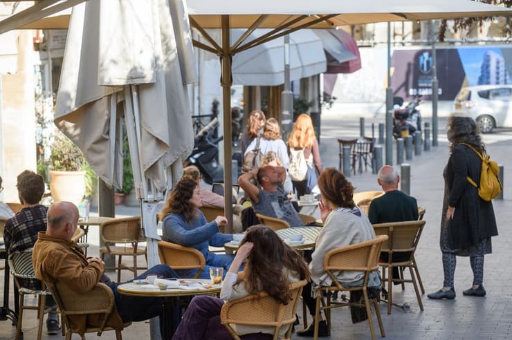   לאחר ההקלות, סועדים יושבים במסעדות ובתי קפה בירושלים