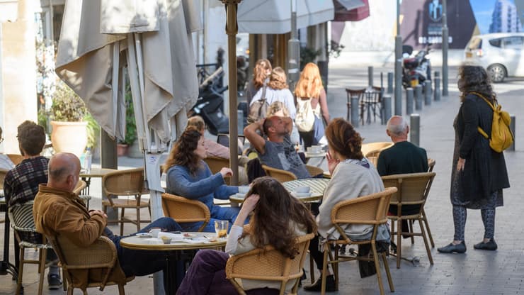   לאחר ההקלות, סועדים יושבים במסעדות ובתי קפה בירושלים