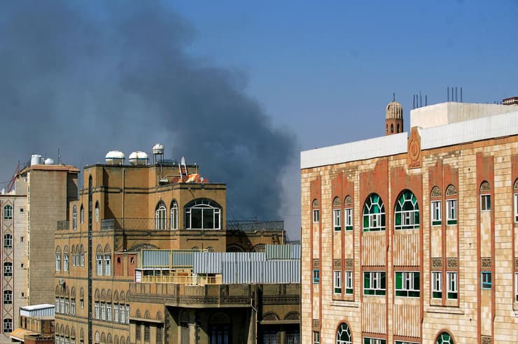  עשן מיתמר בתימן אחרי עוד הפצצה סעודית. יותר מ-150 אלף נהרגו
