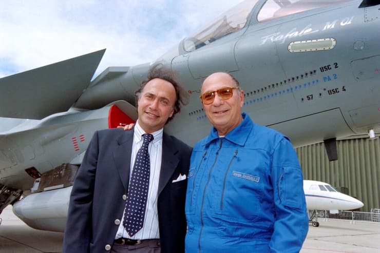 דאסו עם אביו המנוח סרז' ליד מטוס ראפאל    