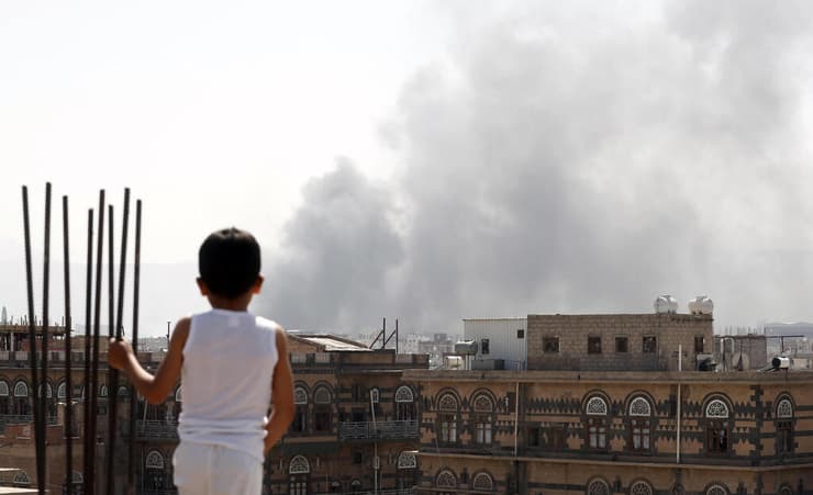 ילד משקיף על הפצצה סעודית בצנעא, היום  