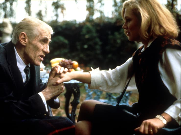 קתלין טרנר בסרט "הכבוד של פריצי", 1985