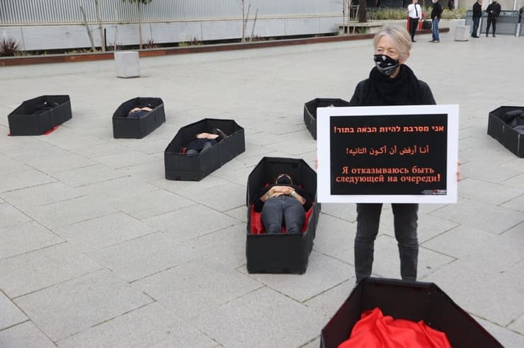 מייצג מחאה של ארונות קבורה מול רחבת בית המשפט בתל אביב לקראת יום האישה