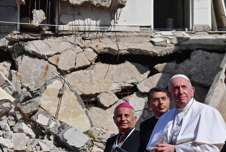 האפיפיור פרנסיסקוס בין שרידי כנסיות במוסול   