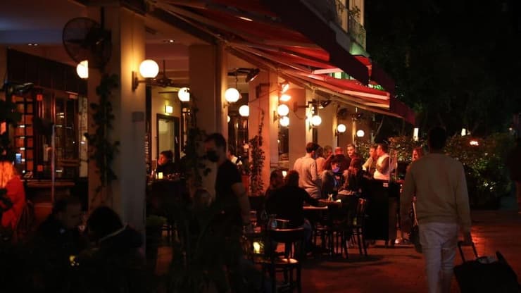 לאחר ההקלות, סועדים יושבים במסעדה בתל אביב