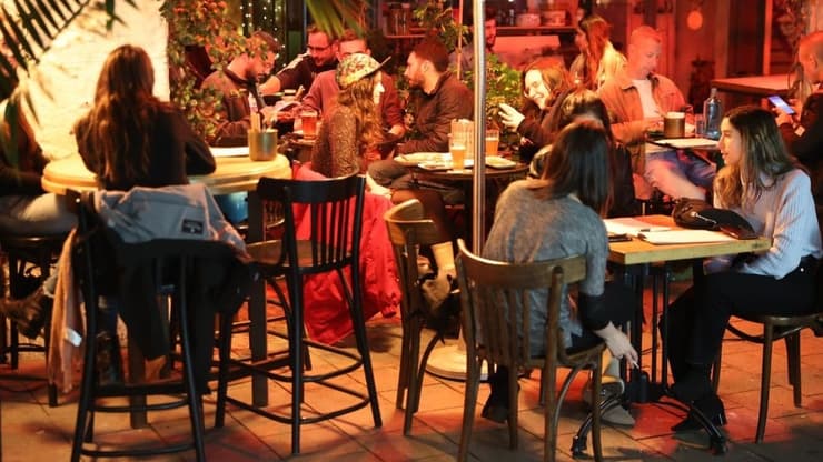 לאחר ההקלות, סועדים יושבים במסעדה בתל אביב