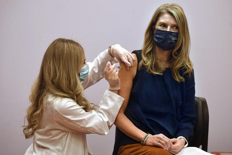 גננת מקבלת חיסון נגד קורונה בקונטיקט, ארה"ב
