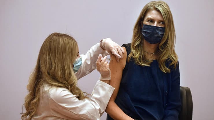 גננת מקבלת חיסון נגד קורונה בקונטיקט, ארה"ב