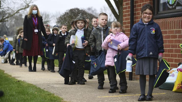 בריטניה ילדים חוזרים ל בית ספר אחרי חודשיים של פגרת קורונה אנגליה