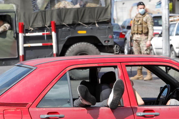 לבנון מהומות חסימת כבישים צידון מפגין נח ב מכונית תוך כדי חסימת הכביש