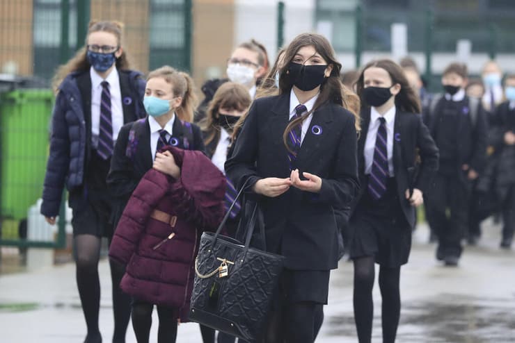 בריטניה ילדים חוזרים ל בית ספר אחרי חודשיים של פגרת קורונה אנגליה