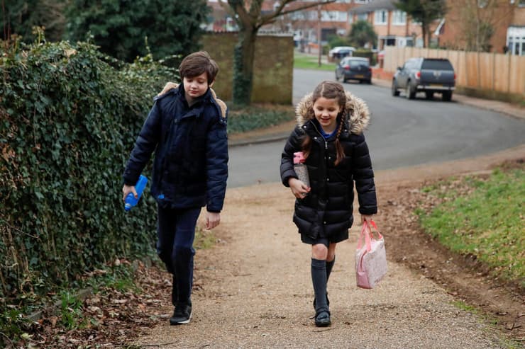 בריטניה ילדים חוזרים ל בית ספר אחרי חודשיים של פגרת קורונה אנגליה הילדה מילי