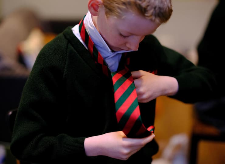 בריטניה ילדים חוזרים ל בית ספר אחרי חודשיים של פגרת קורונה מנצ'סטר