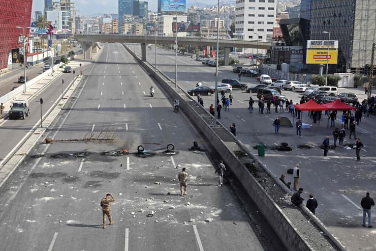 לבנון מהומות חסימת כבישים חיילים ו מפגינים ממזרח ל ביירות