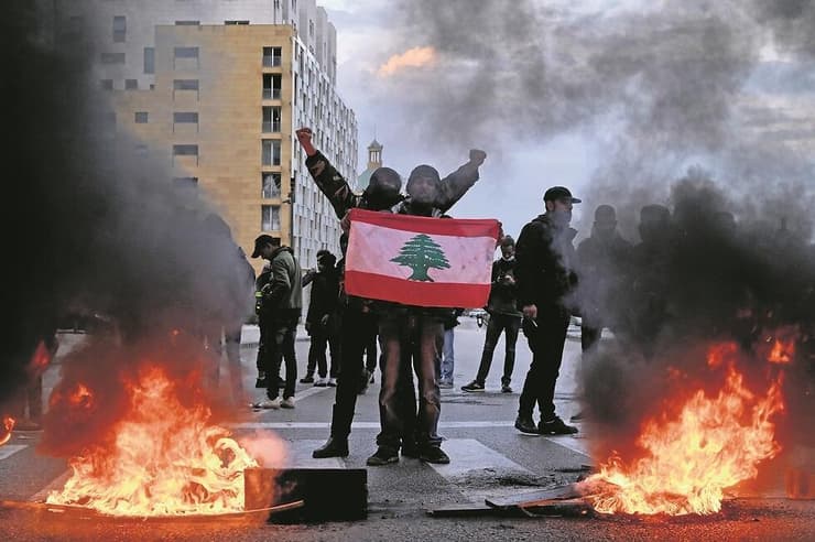 תושבי ביירות מפגינים החודש נגד יוקר המחיה במדינה. ''נסראללה לא מבין בתחום הכלכלי. הפיננסים זו נקודה חלשה אצלו''