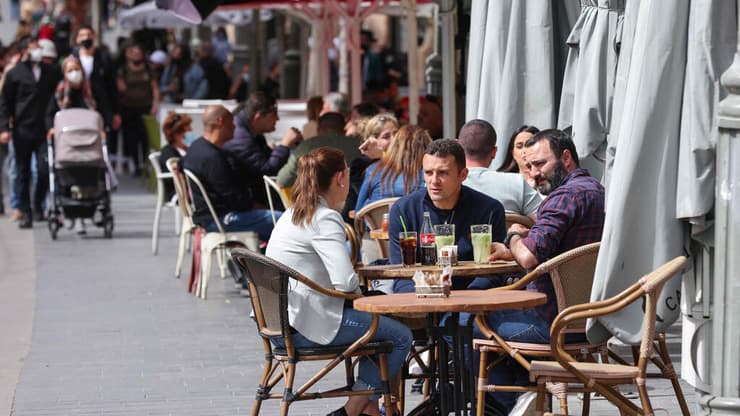 אנשים בבית קפה בירושלים