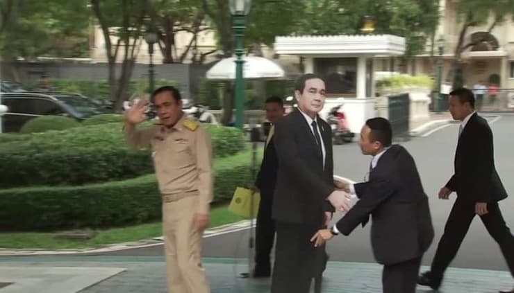 ראש ממשלת תאילנד פראיות קרטון נייר לשאול אותו שאלות