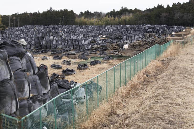 שקים עם הריסות שנגועות בחומרים רדיואקטיביים בעיירה טומיוקה פוקושימה אסון גרעיני יפן