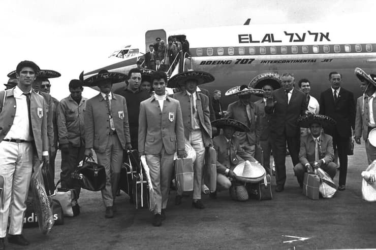 שחקני נבחרת ישראל יורדים מהמטוס בנתב"ג אחרי שחזרו מאולימפיאדת מקסיקו 1968