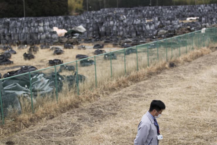 שקים עם הריסות שנגועות בחומרים רדיואקטיביים בעיירה טומיוקה פוקושימה אסון גרעיני יפן
