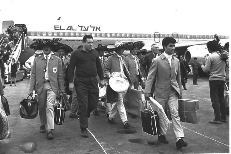 שחקני נבחרת ישראל יורדים מהמטוס בנתב"ג אחרי שחזרו מאולימפיאדת מקסיקו 1968