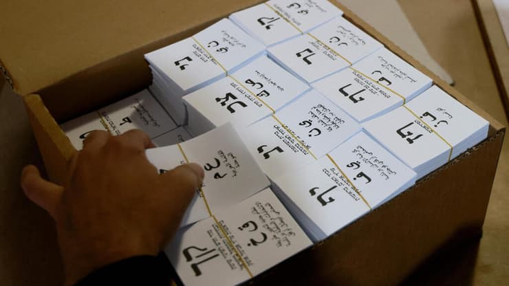 פועלים פלסטינים פלסטיניים מדפיסים ב בית דפוס מפעל פתקי הצבעה בחירות 2021 ב גדה המערבית