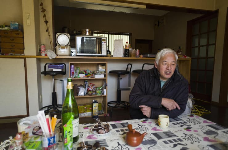 חקלאי מהעיירה טומיוקה באזור האסון אסון גרעיני פוקושימה יפן