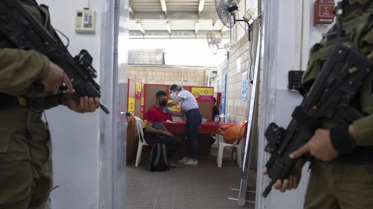 חיסון פועלים פלסטינים על ידי ישראל