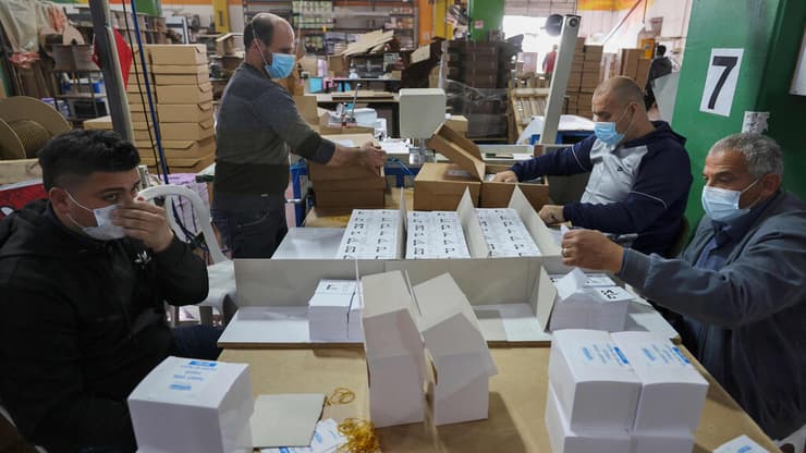 פועלים פלסטינים פלסטיניים מדפיסים ב בית דפוס מפעל פתקי הצבעה בחירות 2021 ב גדה המערבית