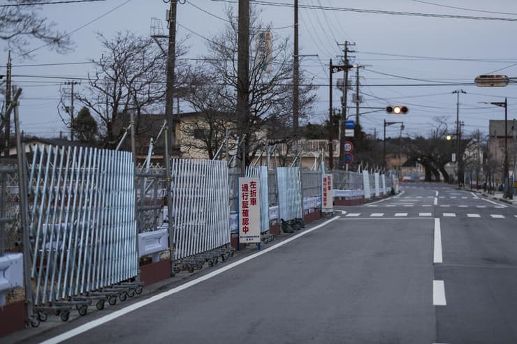מחסומים מחוץ לבתים בעיירה טומיוקה פוקושימה אסון גרעיני יפן