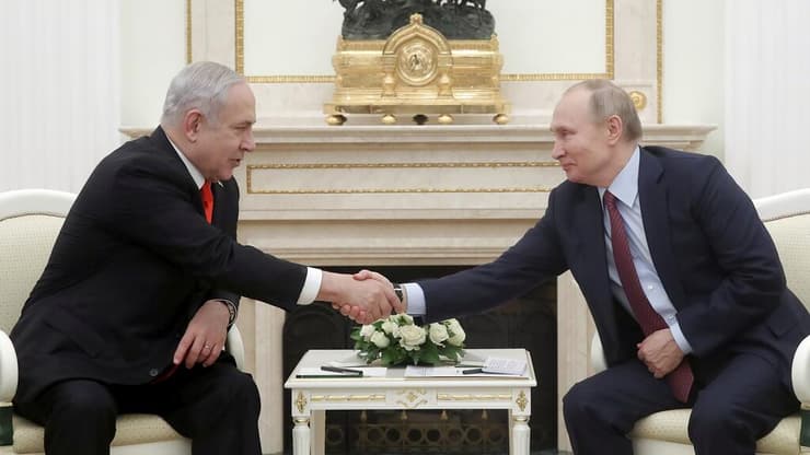 בנימין נתניהו וולדימיר פוטין לוחצים ידיים