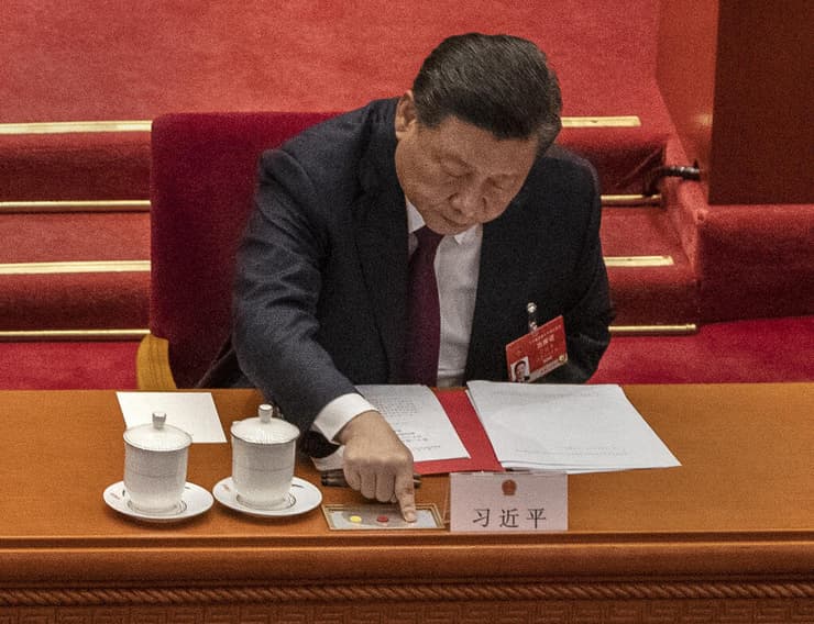 נשיא סין שי ג'ינפינג מצביע בעד ההחלטה, היום בפרלמנט   