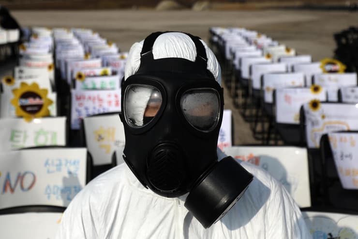 מחאה של פעילי איכות סביבה מדרום קוריאה נגד השימוש באנרגיה גרעינית, במלאות עשור לאסון בפוקושימה  
