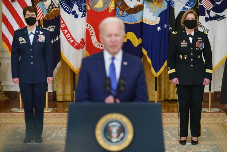 נשיא ארה"בה ג'ו ביידן מציג את מועמדותן של ג'קלין ואן אובוסט ו לורה ריצ'רדסון ל  גנרליות בכירות בצבא ב-8 במרץ
