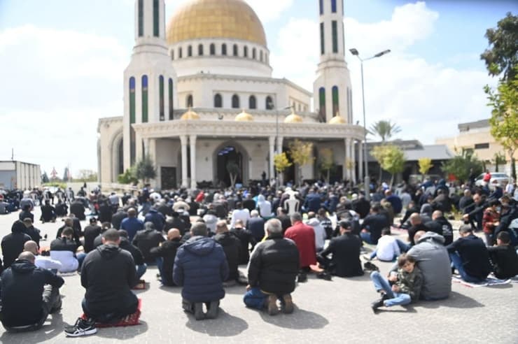 תפילה במסגד בג'לג'וליה לפני ההפגנה נגד הפשיעה בחברה הערבית