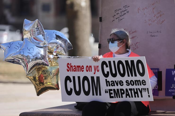 הפגנה נגד מושל ניו יורק אנדרו קואומו ב אולבני בעקבות טענות ל הטרדה מינית