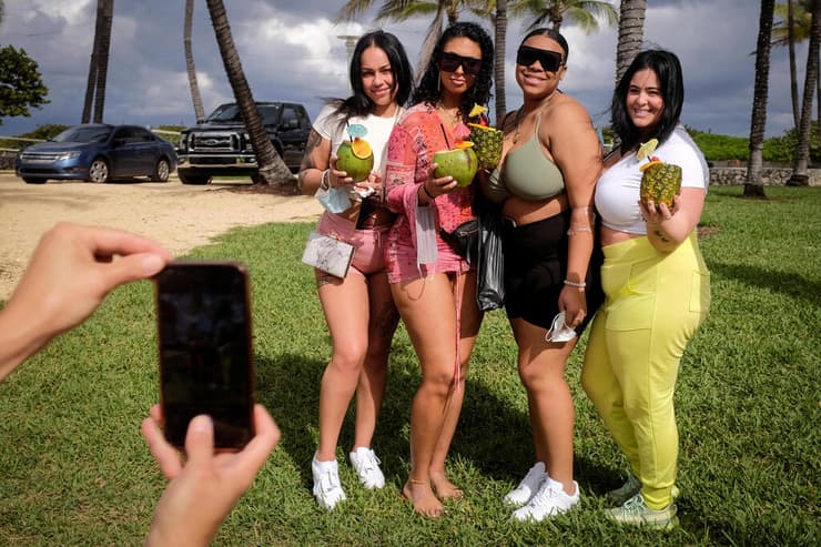 צעירים חוגגים ב חופשת האביב ב מיאמי ביץ' פלורידה למרות חשש מה קורונה