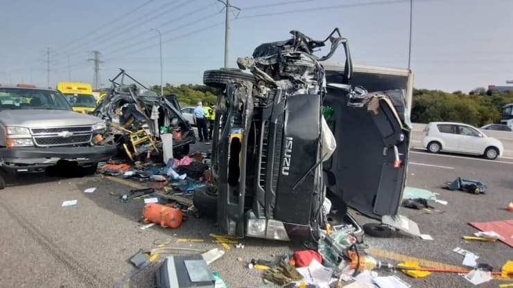 תאונת דרכים בין משאית לשני כלי רכב בכביש 4